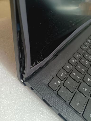 La charnière est cassée, la coque fissurée hp